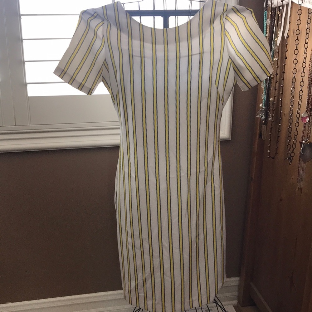 Yellow/wht/blk dress.Only worn twice! Cutedetail!